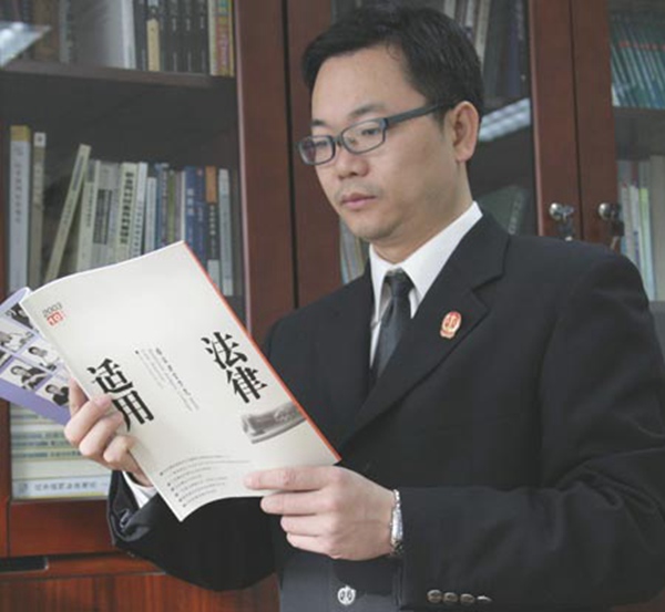 上海高院副院长邹碧华突然病逝 会场上倒下
