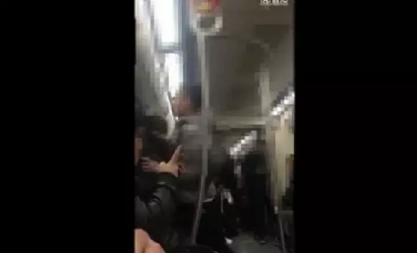 在地铁即将关闭时,男子将女子强行推出车门