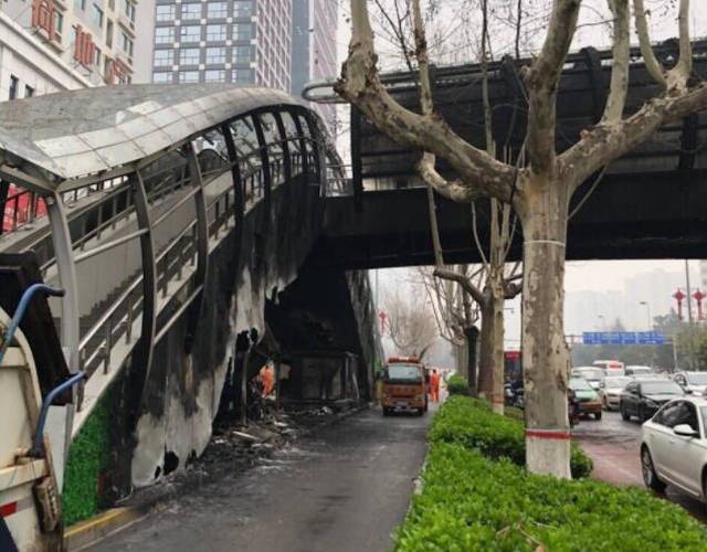 19日上午，在凤城一路沿街一小区外，一名小区住户说，凌晨4点左右，他们在睡梦中听到了几声巨响，从被火光照亮的窗户看到有火情发生，随即打开窗户查看，发现人行天桥燃起了大火。