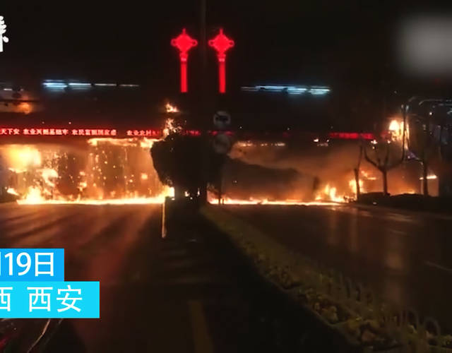 据现场一名工作人员说，由于火势较大，天桥西侧两个电动扶梯可能已经无法再修复。