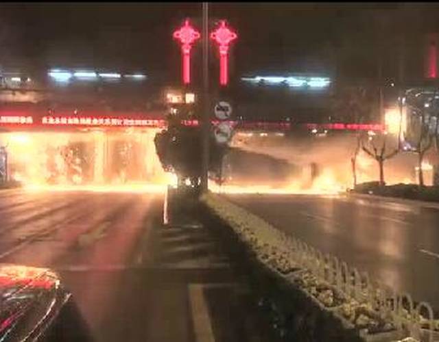 “半夜起火的，原本准备路过此处的车辆，在看到天桥被大火笼罩后原地掉头绕行。”知情者说，火情发生在19日凌晨4时许，途经此处的车辆及行人较少，所幸未造成人员受伤。