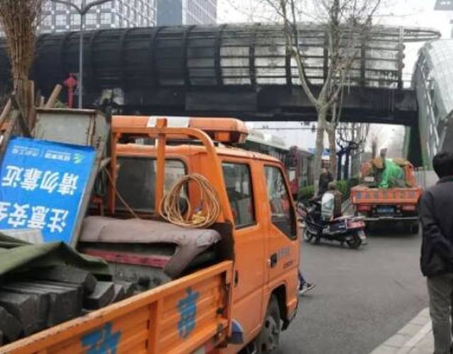 除此之外，夜里停放在桥下的多辆共享单车也被烧黑。天桥下面的一个变压器和移动的电源交接箱被烧毁。