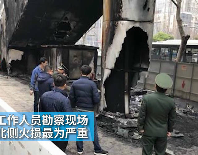 现场经开区市政部门一位工作人员介绍，由于天桥两侧设有电动扶梯，天桥下面还设有一个变压器和移动的电源交接箱。有可能是变压器起火，造成火势蔓延到整个天桥。
