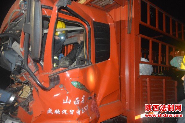 大货车追尾司机生命垂危 韩城消防紧急救援