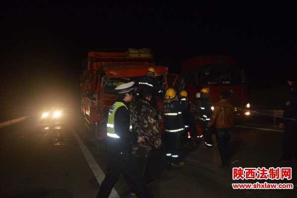 大货车追尾司机生命垂危 韩城消防紧急救援