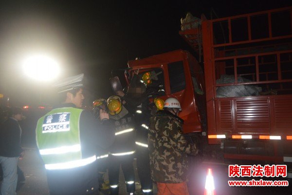大货车追尾司机生命垂危 韩城消防紧急救援
