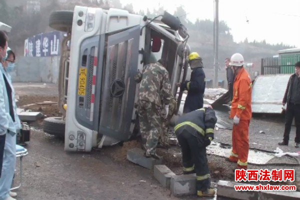 水泥罐车侧翻一人被困 韩城消防成功救援