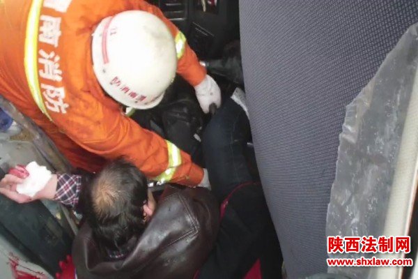 水泥罐车侧翻一人被困 韩城消防成功救援