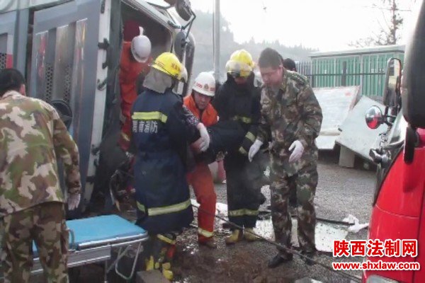 水泥罐车侧翻一人被困 韩城消防成功救援
