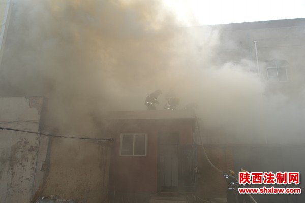 冷库起火危机四伏 韩城消防奋战降火魔