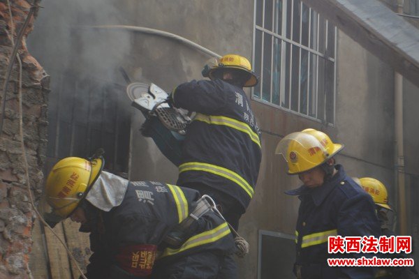 冷库起火危机四伏 韩城消防奋战降火魔
