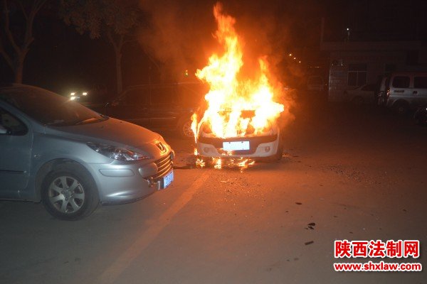 凌晨汽车失火 韩城消防成功扑救