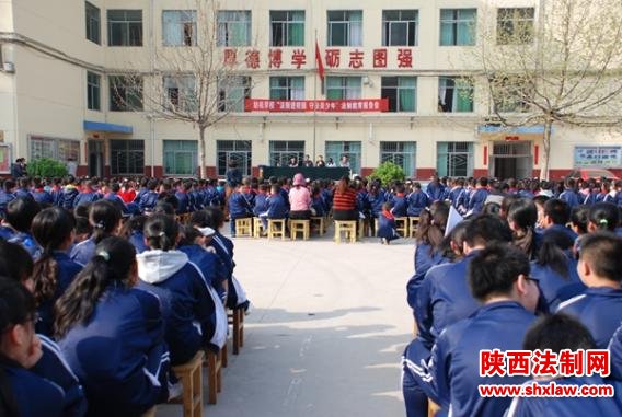咸阳中院开展“关护成长 远离犯罪”送法进校园活动