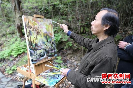 略阳县美术协会成立 艺术家们挥毫泼墨以笔会友