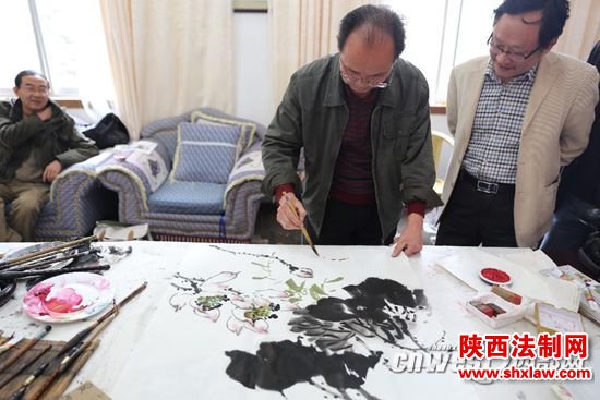 略阳县美术协会成立 艺术家们挥毫泼墨以笔会友