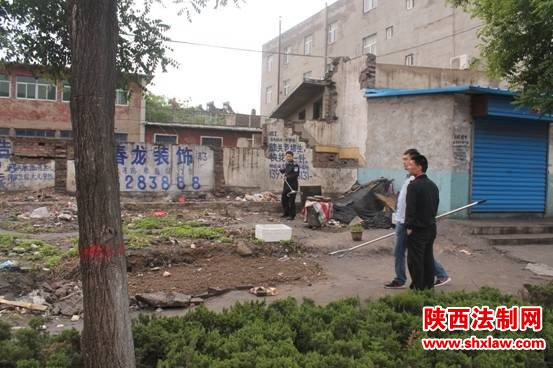 韩城警方快速击毙一只狂躁无主藏獒