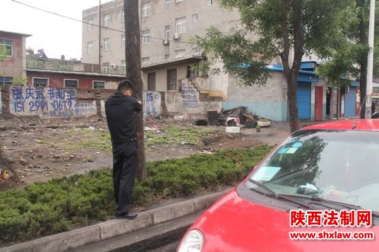 韩城警方快速击毙一只狂躁无主藏獒