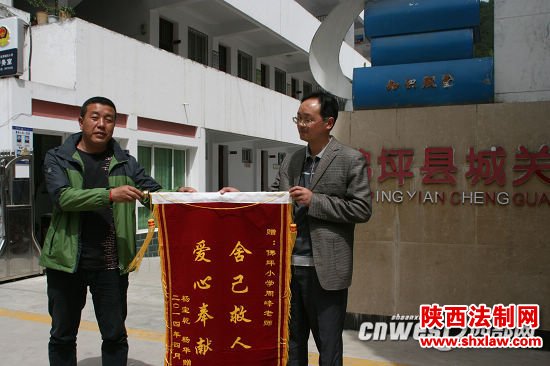 8岁男孩落水被冲入漩涡 一教师将其救起悄然离开