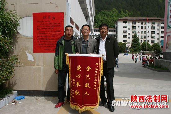 8岁男孩落水被冲入漩涡 一教师将其救起悄然离开