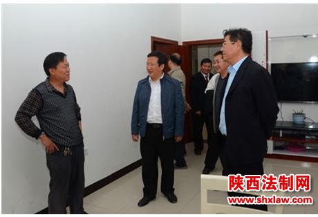 陕西高院执行局局长贾治国到镇巴法院调研指导群众路线教育实践活动