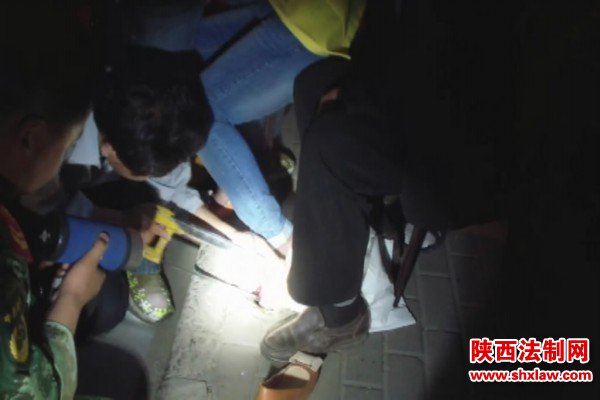电线杆钢筋“牙咬女子脚趾” 韩城消防到场快速破拆解围