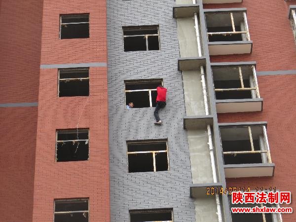 农民工讨薪未果欲跳楼 民警及时救助帮其维权