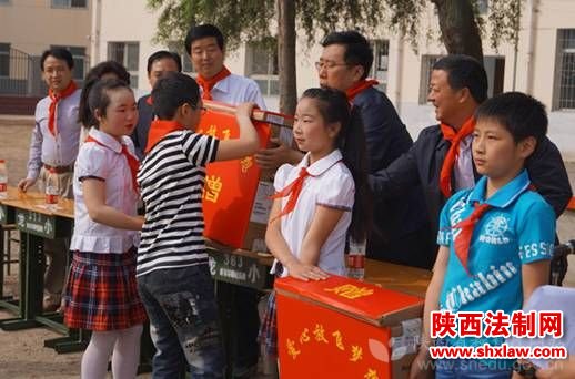 汉中市党政主要领导2014年“六一”前夕看望慰问少年儿童