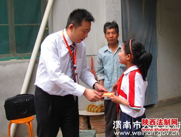 “华夏圆梦行动”为贫困儿童送温暖
