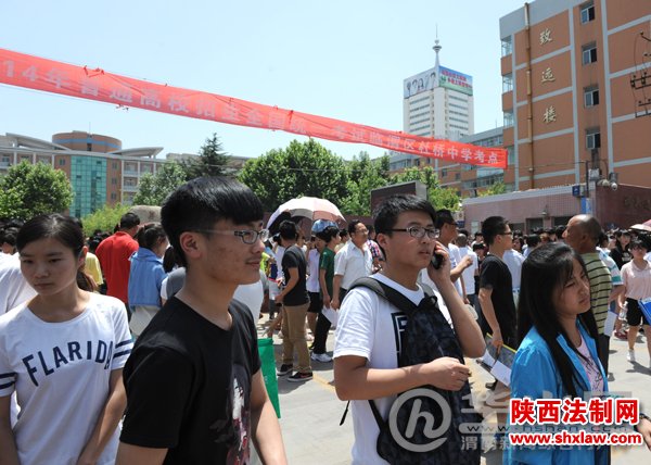 渭南59332名学子高考 考点外特警持枪保安全