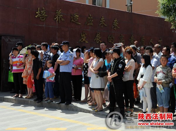 渭南59332名学子高考 考点外特警持枪保安全