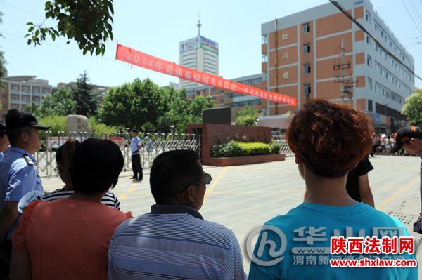 渭南59332名学子高考 考点外特警持枪保安全