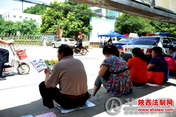 渭南59332名学子高考 考点外特警持枪保安全