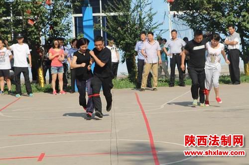 韩城市公安局举办“庆七一”趣味运动会