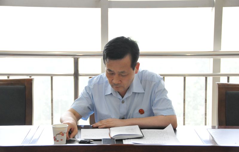 咸阳中院未成年人案件审判庭召开党的群众路线教育实践活动专题民主生活会