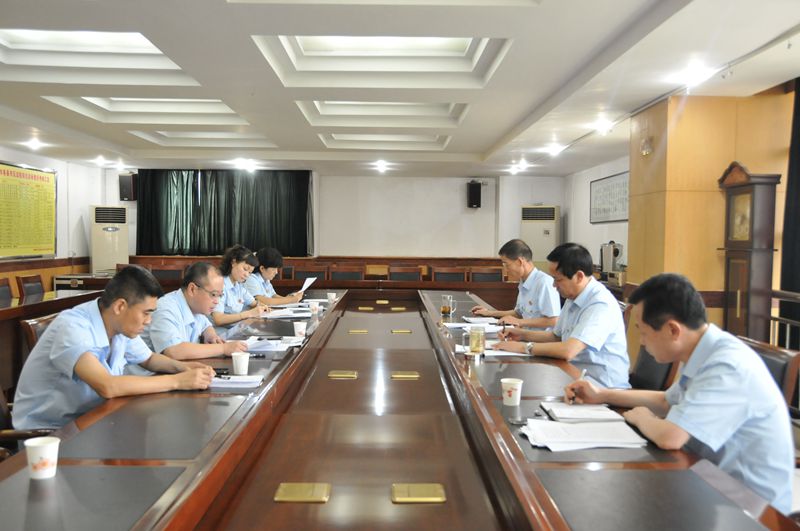 咸阳中院未成年人案件审判庭召开党的群众路线教育实践活动专题民主生活会