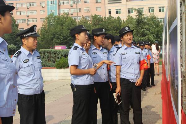 韩城市公安局组织民警观看“魅力韩城我的家辉煌成就三十年”摄影展