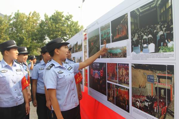韩城市公安局组织民警观看“魅力韩城我的家辉煌成就三十年”摄影展