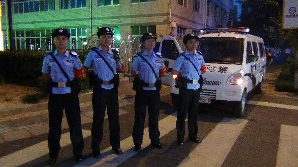 亮相街头展英姿 服务群众受赞扬