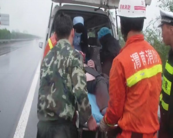雨天路滑轿车失控撞上护栏 韩城消防大雨中紧急救人