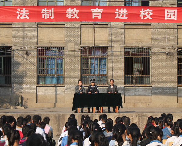 阳光洒满心灵 法律走进校园
