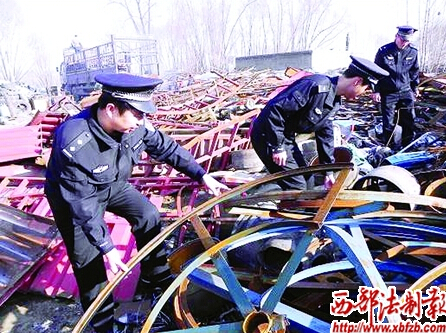  陕西省榆林铁警为群众开展路外安全宣传活动