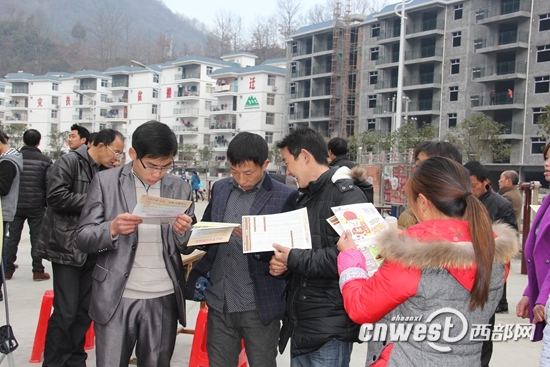 白河:春风行动招聘会1500余人应聘 720人达成意向