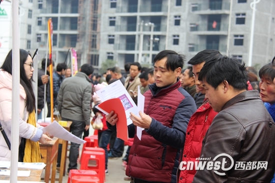 白河:春风行动招聘会1500余人应聘 720人达成意向