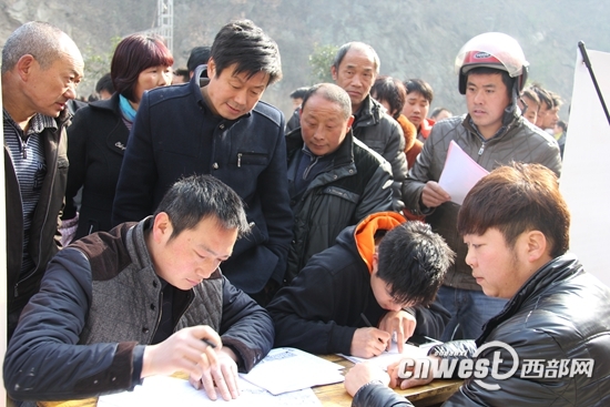 白河:春风行动招聘会1500余人应聘 720人达成意向