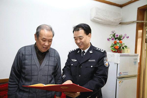 杜航伟同志看望慰问厅机关老干部
