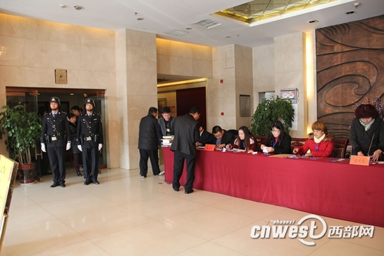 蒲城县巡特警大队抽调优势警力全力保障两会安全