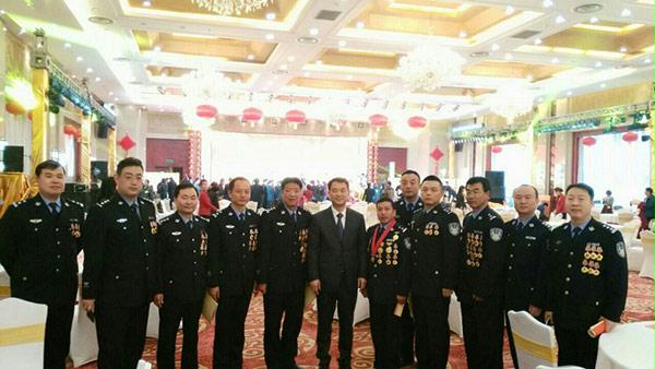 杜航伟同志接见参加迎春团拜会的公安干警代表
