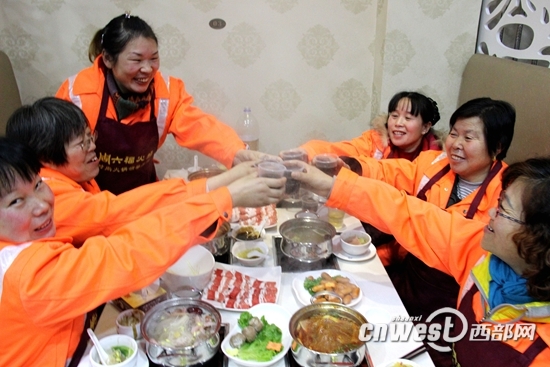 白河火锅店老板邀请40余名环卫工免费吃火锅