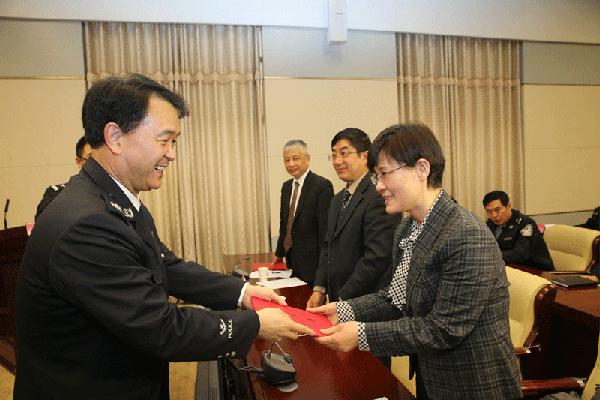 省厅举行首届法律顾问聘任仪式