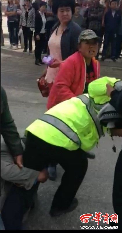 延安女子违规行驶躺地撒泼 丈夫抱交警腿